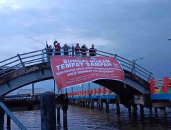 Memperingati Hari Lingkungan, Sejumlah Pemuda Kibarkan Sepanduk, Peringatan Untuk Warga