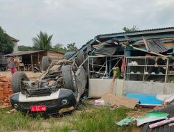 Mobil Pelat Dinas ASN Pengadilan Agama Hantam Warung Nasi Hingga Hancur