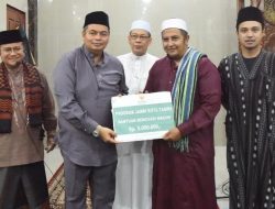 Ketua DPRD Kota Jambi Dampingi Wali Kota Safari Ramadan, Serahkan Bantuan Renovasi Masjid