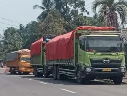 TRUK BERJEJER DI JALAN NASIONAL BATANGHARI, PUBLIK TAGIH KETEGASAN SATLANTAS: ODOL JANGAN HANYA DITINDAK SEBATAS BRIVA, LEPAS TERUS DI LEPASKAN